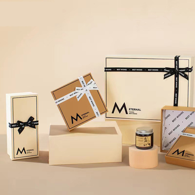 Einfaches leeres Wellpappen-Geschenk-Verpackenkasten mit Band
