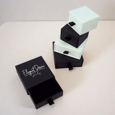 Benutzerdefiniertes Logo Hot Silver Foil Stamping Schublade Schmuckverpackung Geschenkbox mit Band